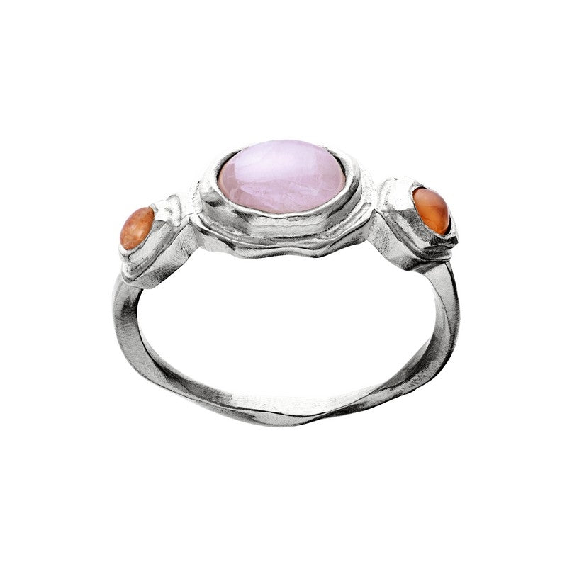 Nemo ring i hamret mat sølv med lilla solsten og røde kunzit og karneol fra Maanesten Wild Flowers at Heart.